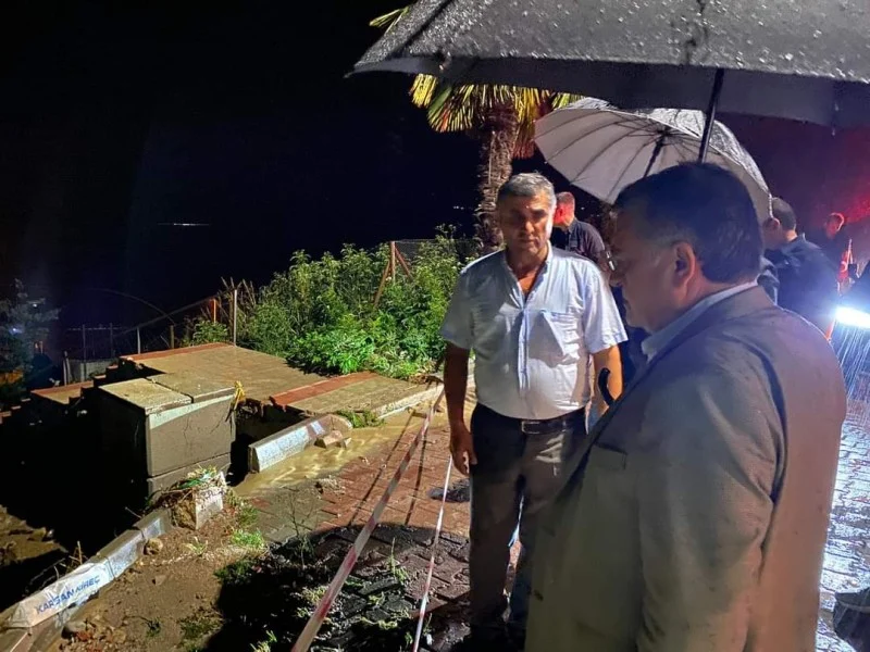 Sinop Valisi Dr. Mustafa Özarslan, Gerze’ de su baskınlarının yaşandığı bölgelerde incelemelerde bulundu