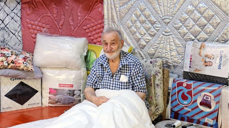 Askerde öğrendi: 70 yıldır yorgan dikiyor