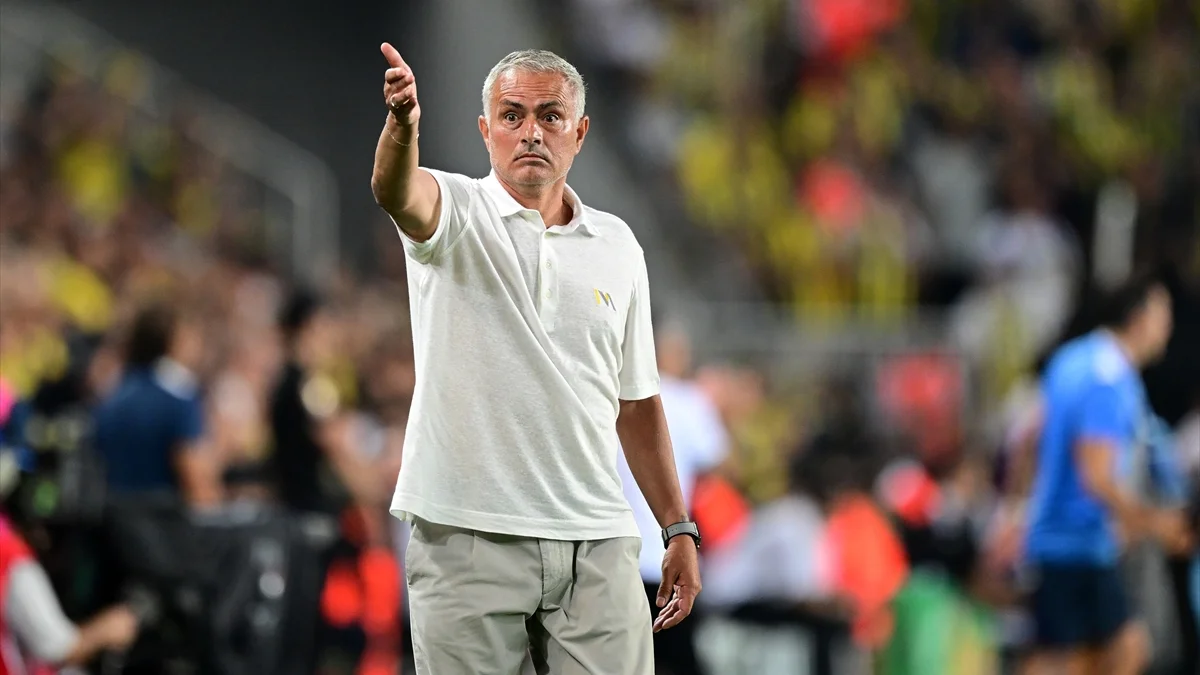 Jose Mourinho: Aynı hareketten Okan Buruk kart görmüyor ama ben görüyorum