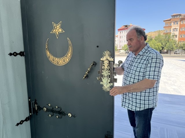 Selçuklu ve Osmanlı motiflerini metal kapılarda yaşatıyorlar