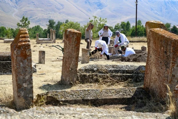 Van Gölü’nden çıkarılan Selçuklu mezar taşları ait oldukları yere taşındı