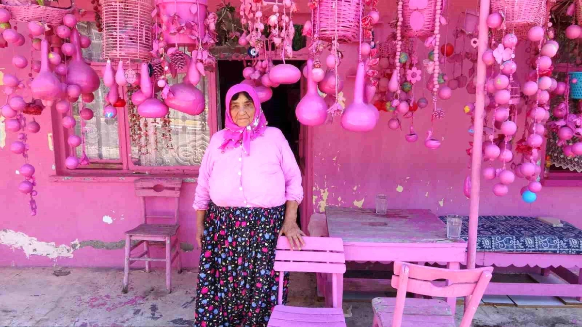 75 yaşındaki Sakine teyzenin evinde Pembeden başka renk görmek imkansız