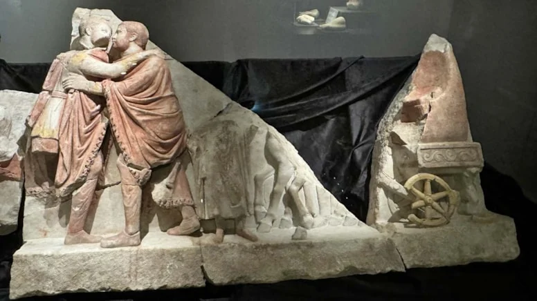 Roma imparatorlarının gizemli kucaklaşması ilk kez sergileniyor
