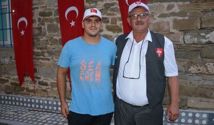 Sinop’un tek cazgırı 59 yaşındaki Yaşar Kırbıyık, yerine oğlu Doğuhan Kırbıyık’ı yetiştiriyor.
