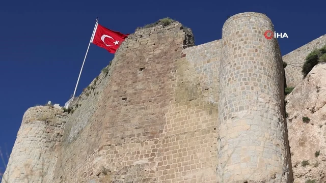 Vali Hatipoğlu, Harput Kalesi’ndeki kazı ve restorasyon çalışmalarını inceledi