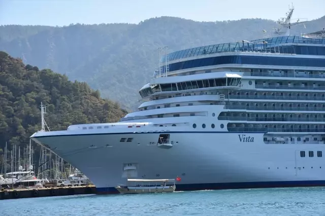 ABD’li turistlerle dolu lüks kruvaziyer Marmaris’e geldi