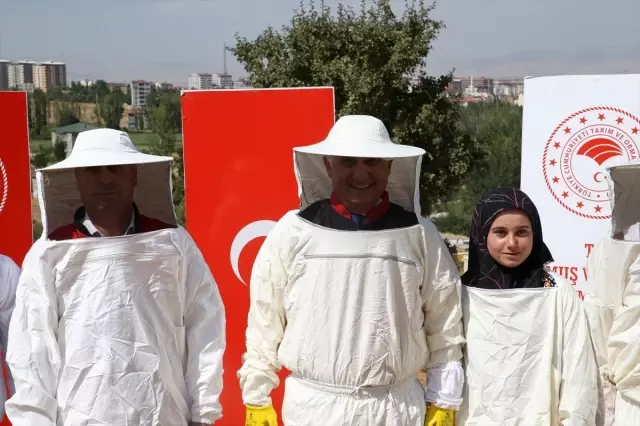 Muş’un zengin floraya sahip yaylalarında konaklayan arıcılar bal hasadına başladı.