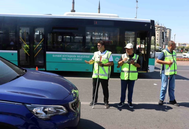 Görme engelliler trafik denetimine katıldı