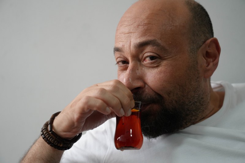 Yeni bir tartışma konusu daha: Çay soğuk suyla mı yoksa sıcak suyla mı demlenir?