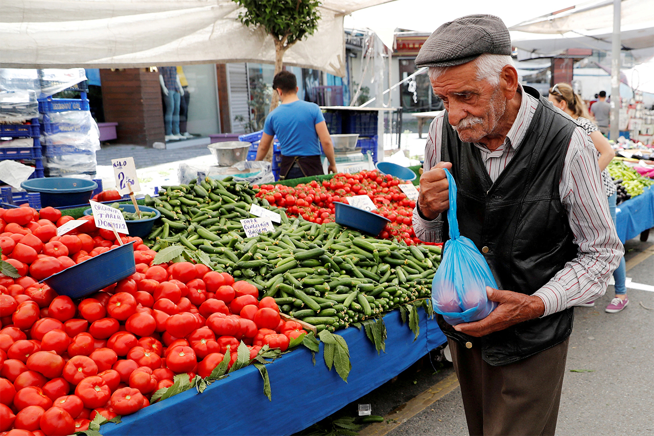 Dünya genelinde yüz­de 3,1 ucuzlayan gıda, Tür­kiye’de yüzde 58,9 paha­landı