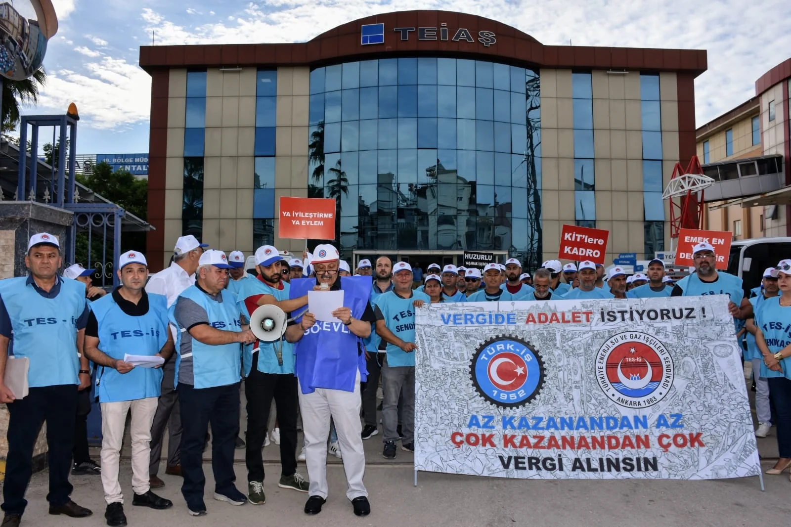 TÜRK-İŞ İş Bıraktı: 81 İlde Oturma Eylemi Yaptı