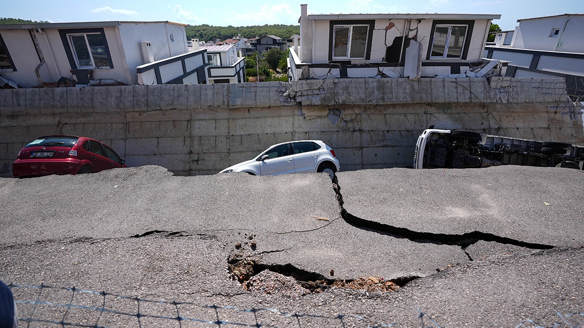 İzmir’de şiddetli sağanak deprem etkisi yaptı!