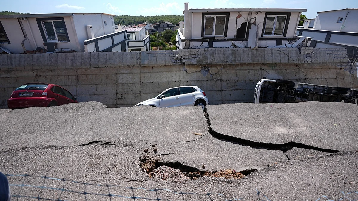İzmir’de şiddetli sağanak deprem etkisi yaptı!