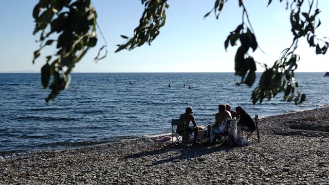 Edremit Körfezi’nde “pastırma yazı”nda deniz keyfi yaptılar