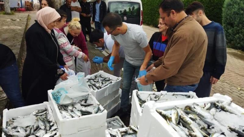 Kaçak avlanan balıklar vatandaşlara ücretsiz dağıtıldı