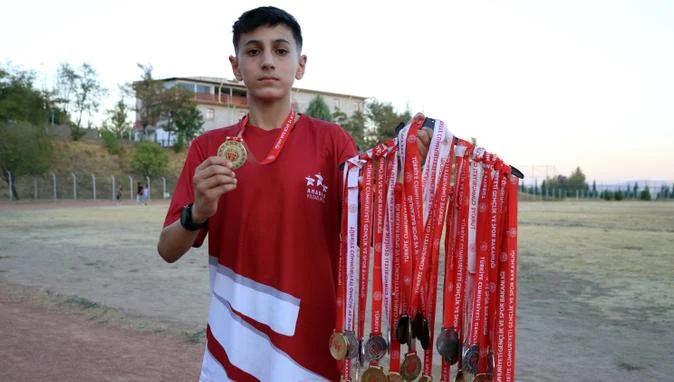 Genç atletten 2 yılda 30 madalya