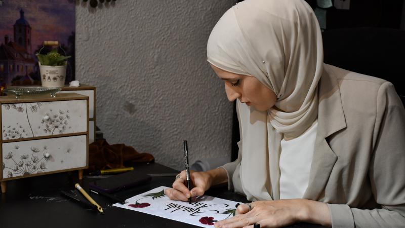 Üsküplü Semra Rashiti, Türkiye’de öğrendiği kaligrafi sanatını atölyesinde tanıtarak kültür elçiliği yapıyor