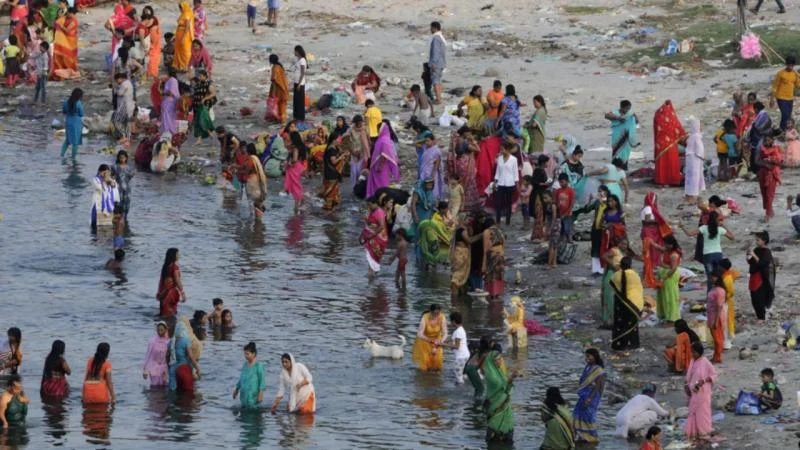 Hindistan’da dini ritüel için nehirlere giren 37’si çocuk 46 kişi boğuldu