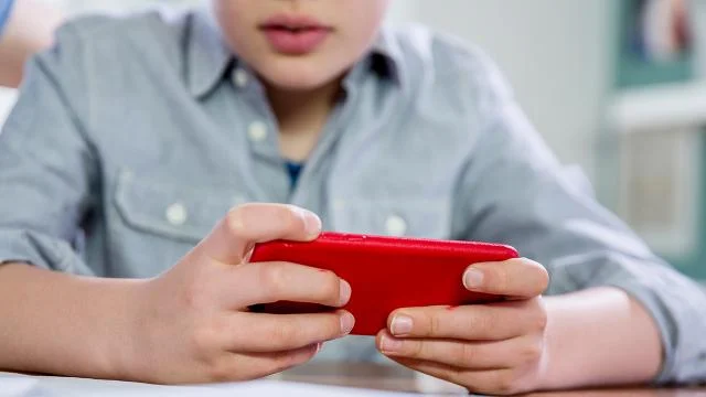İtalya’da çocukların cep telefonu ve sosyal medya kullanımının yasaklanması tartışılıyor