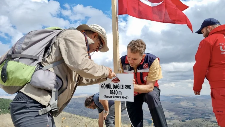 Kırşehirli dağcılar, Neşet Ertaş’ı “Gönül Dağı”nda andı