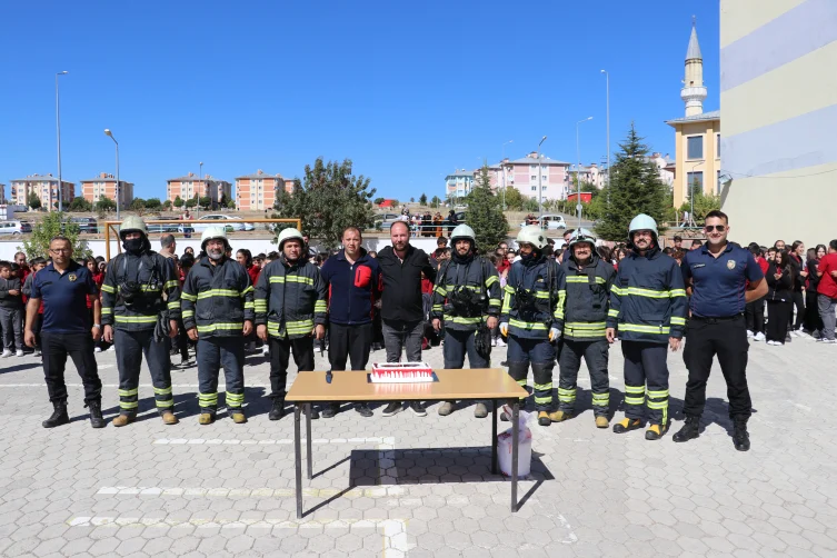 Sivas’ta öğrencilerden yangın ihbarıyla okula çağırdıkları itfaiyecilere alkışlı ve pastalı sürpriz