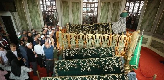 Emir Sultan Türbesi’nin yenilenen sanduka örtüsü yerine serildi