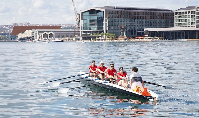 Rixos Tersane İstanbul Kürek Festivali’ne destek veren Corendon Airlines’ın kürek takımları kıyasıya yarıştı