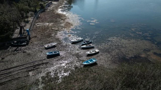Sakarya’da su çekildi, kayıklar karaya oturdu