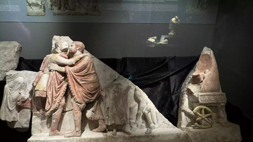 Etrarşik Kucaklama Motifi’nin En Eski ve Eşsiz Örneği ilk kez Sergileniyor