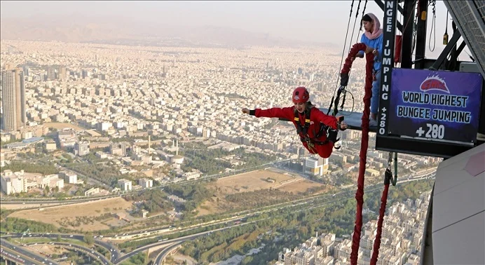 Tahran’ın simgesi Milad Kulesi, 280 metrelik dünyanın en yüksek bungee jumping platformuna ev sahipliği yapıyor