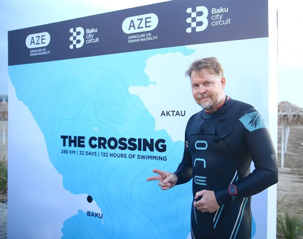 Yürüyerek dünyayı gezen seyyah Hazar Denizi’ni yüzerek geçti