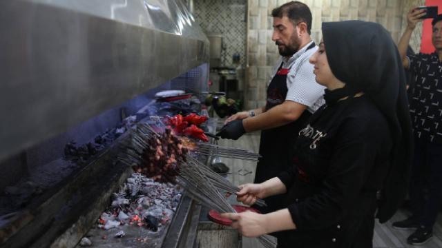 Şanlıurfalı 18 yaşındaki “Sevgi usta”, 2 yıldır kebap ocağının başında