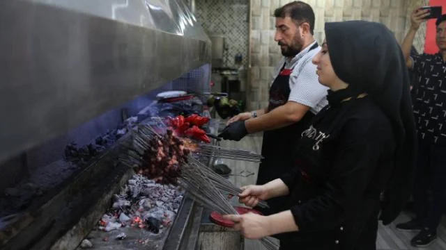 Şanlıurfalı 18 yaşındaki “Sevgi usta”, 2 yıldır kebap ocağının başında