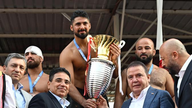 672. Tarihi Elmalı Yağlı Güreşleri’nde başpehlivanlığı Enes Doğan kazandı