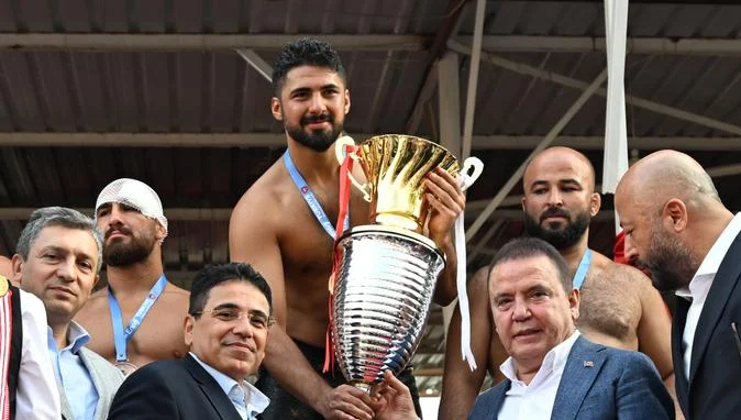 672. Tarihi Elmalı Yağlı Güreşleri’nde başpehlivanlığı Enes Doğan kazandı