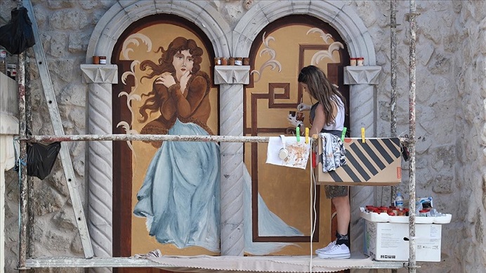 Kadın ressam Kapadokya’daki otelleri sanatsal dokunuşuyla güzelleştiriyor