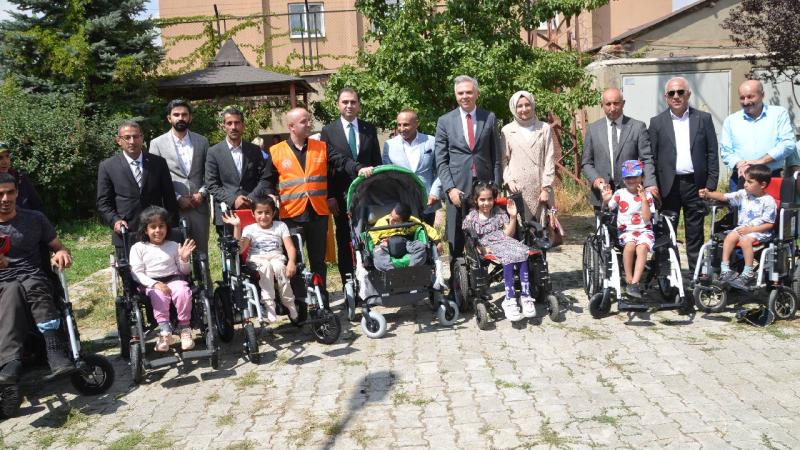 Yüksekova’da özel gereksinimli çocuklara tekerlekli sandalye hediye edildi