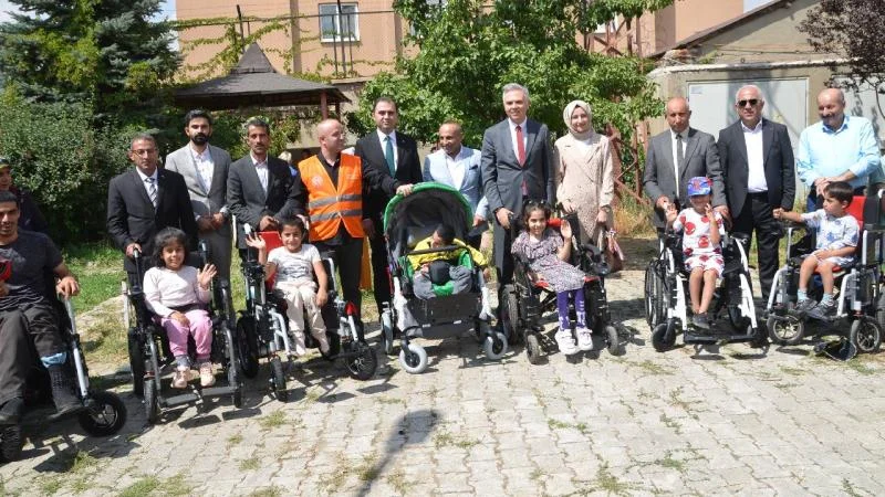 Yüksekova’da özel gereksinimli çocuklara tekerlekli sandalye hediye edildi