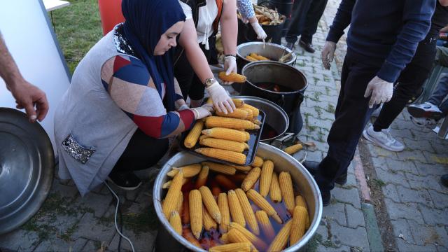 Şehit babasından devlet korumasındaki çocuklara mısır ikramı
