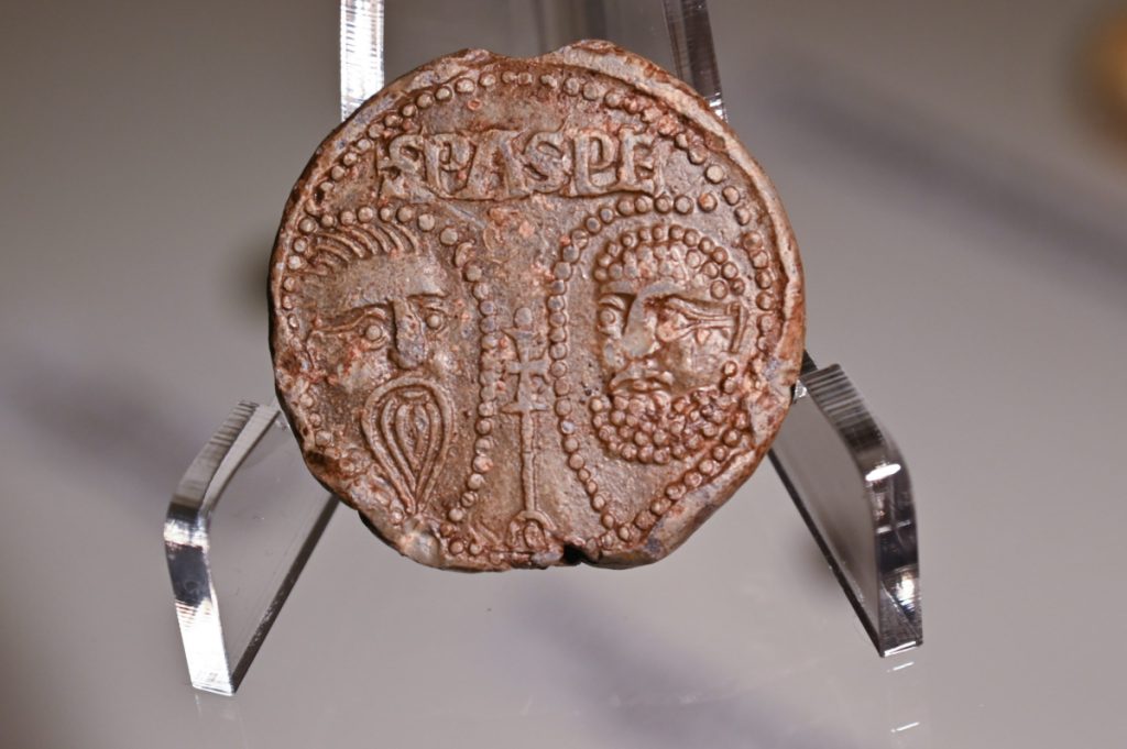 14. Yüzyıla tarihlenen eski bir mezarlıkta keşfedilen papalık boğası