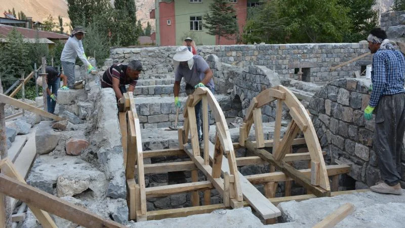Hakkari’deki tarihi medresede restorasyon çalışmaları sürüyor