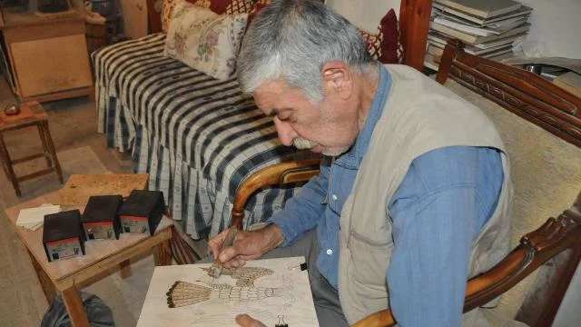 Mardin’de 69 yaşındaki Gökçen, 20 yıldır ahşabın üzerini yakma tekniğiyle resim yapıyor