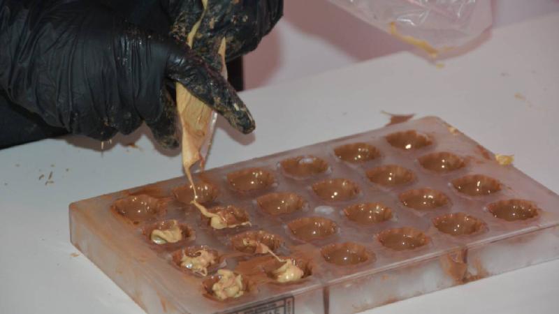 Bitlis’te kadın girişimci, çikolata atölyesi kurdu