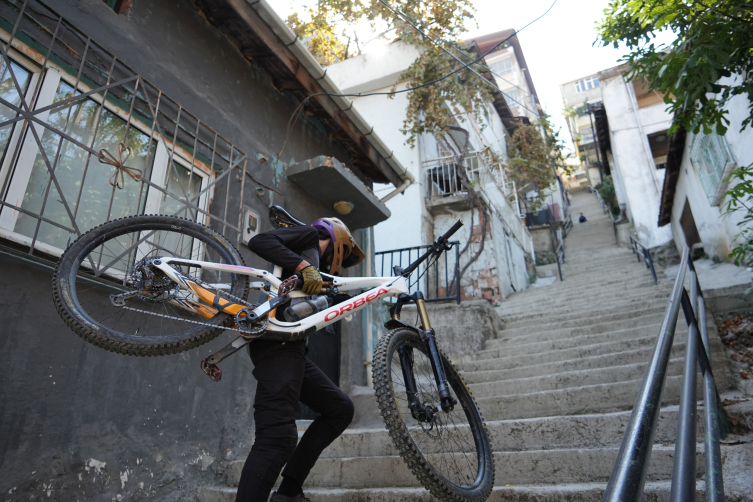 Uludağ’ın eteklerindeki 225 basamaklı en dik merdivenlerden bisikletiyle indi