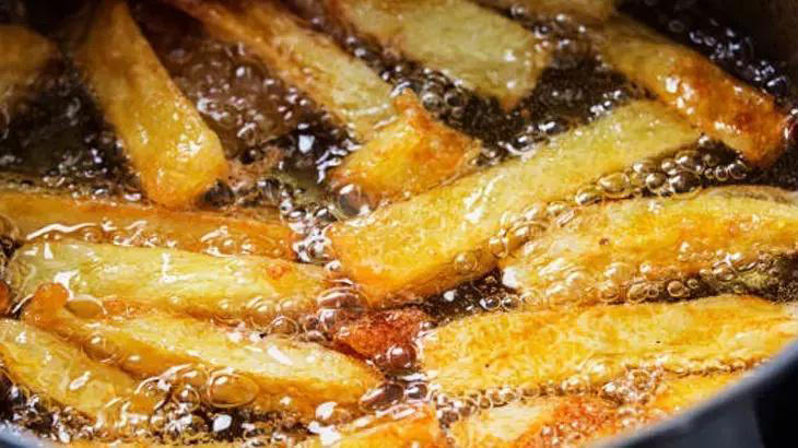 Çıtır patates kızartması için birkaç damla eklemek gerekiyor! Bu teknik çıtır çıtır patates için gerekli
