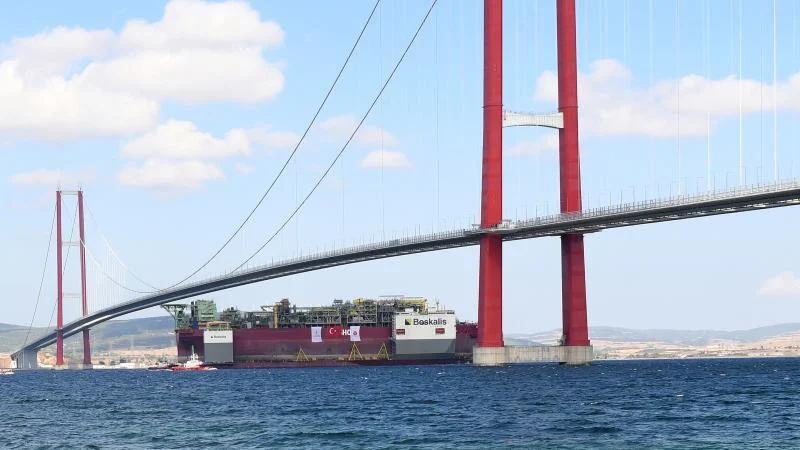 Türkiye’nin ilk yüzer doğal gaz üretim platformu Çanakkale’den geçti