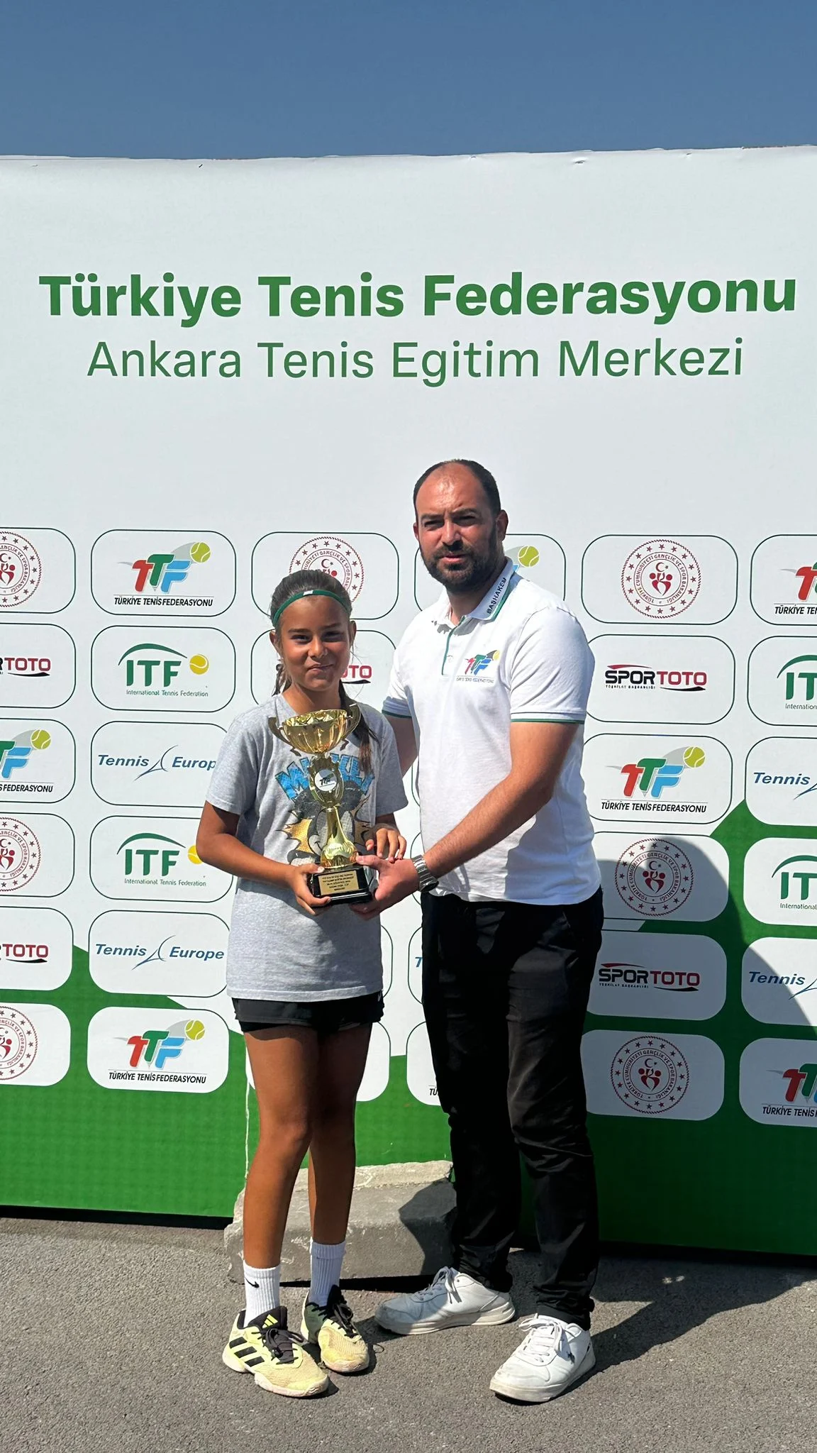 10 Yaş Yaz Kupası Tenis Turnuvası Şampiyonu Defne Dikici(Özel Haber)