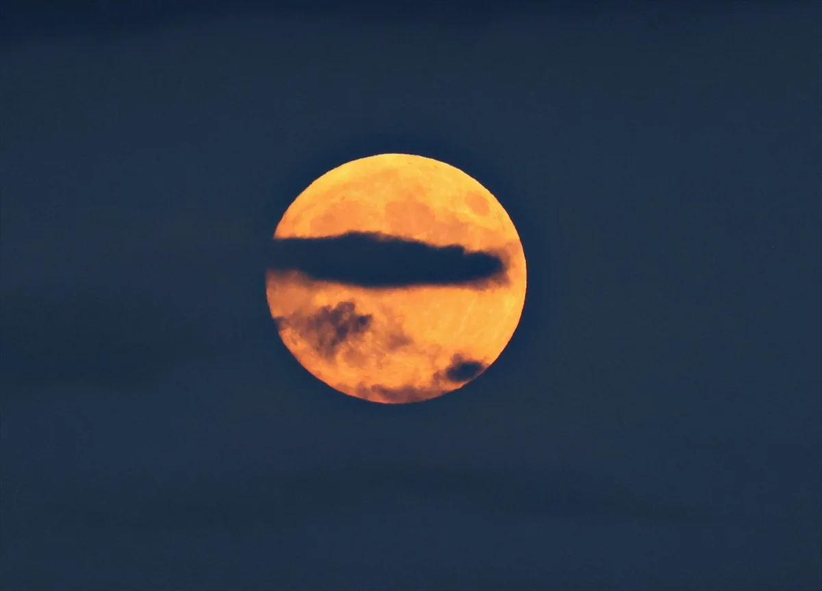 Yılın son Ay Tutulması İstanbul, Ankara, Samsun ve Kars illerinde hayranlık uyandıran görüntülere ev sahipliği yaptı.