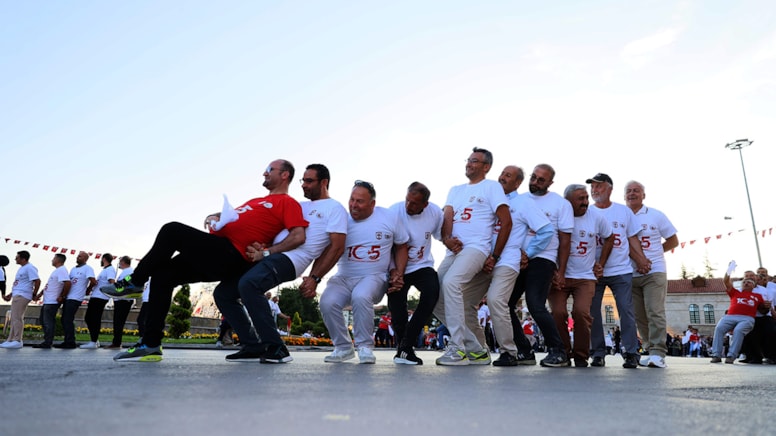 Sivas’ta 1058 kişi aynı anda ‘halay’ çekti