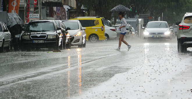 Antalya’da hava sıcaklığı 15 dakikada 16 derece birden düştü tatilciler ise zor anlar yaşadı.